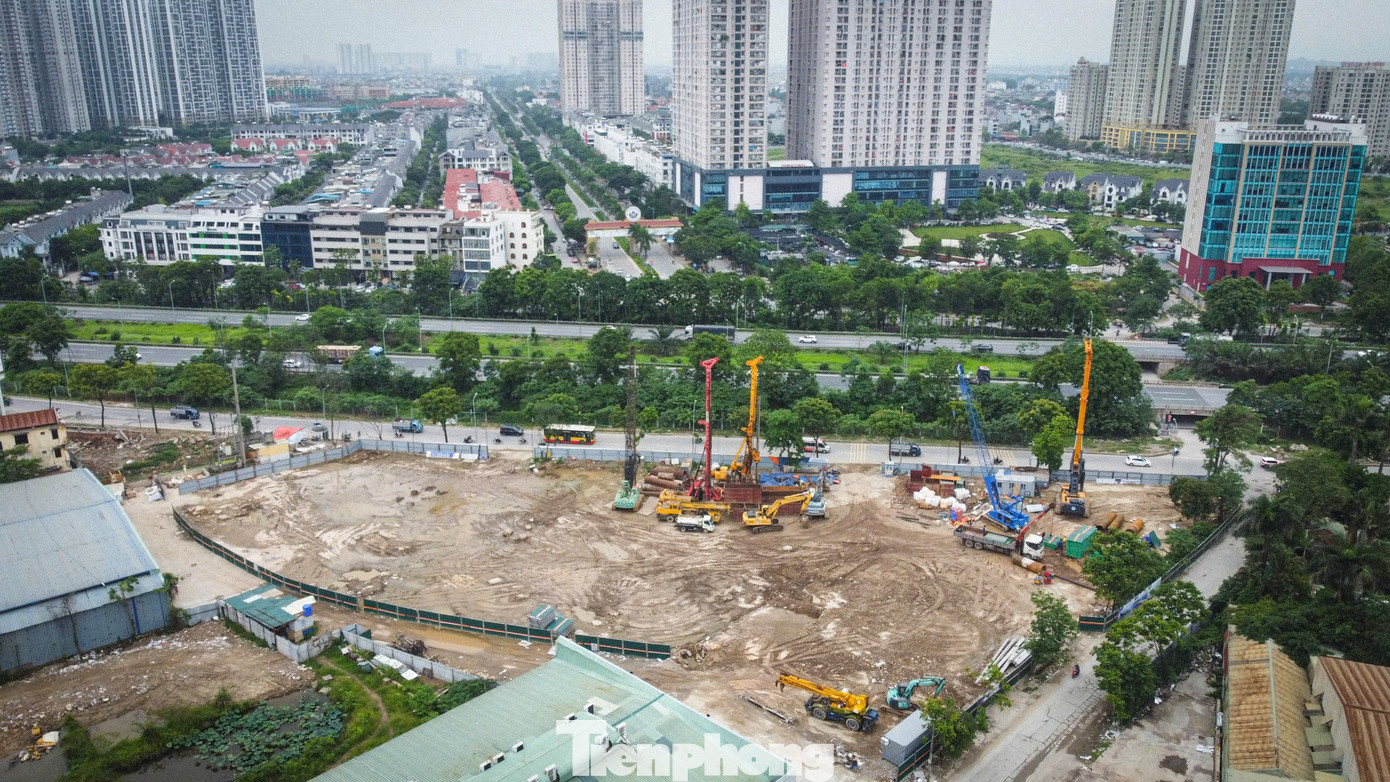 Từ ngày 4/6, Hà Nội đã điều chỉnh tổ chức giao thông phục vụ thi công công trình nút giao giữa đường Vành đai 3,5 với đại lộ Thăng Long, một phần đường gom được rào lại không cho các phương tiện lưu thông.