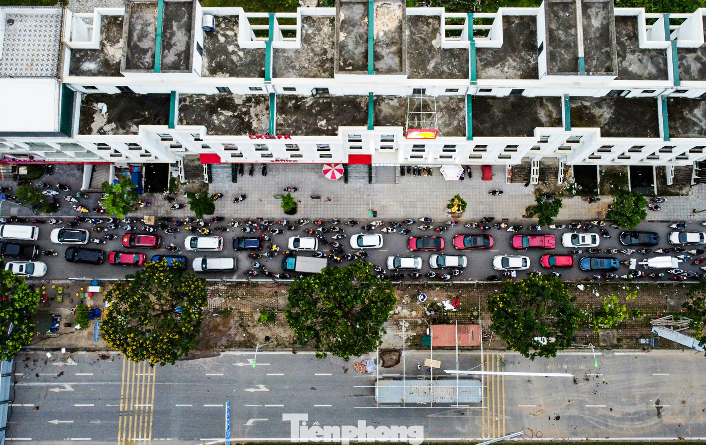 Từ sáng sớm, dòng xe ùn ùn di chuyển từ khu đô thị An Khánh nhập vào đại lộ Thăng Long.