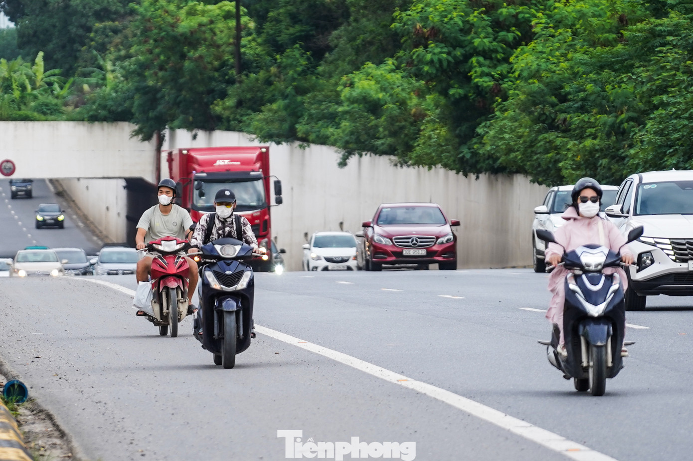 Từng tốp xe máy di chuyển vào Đại lộ Thăng Long trong giờ cao điểm sáng nay (18/6)