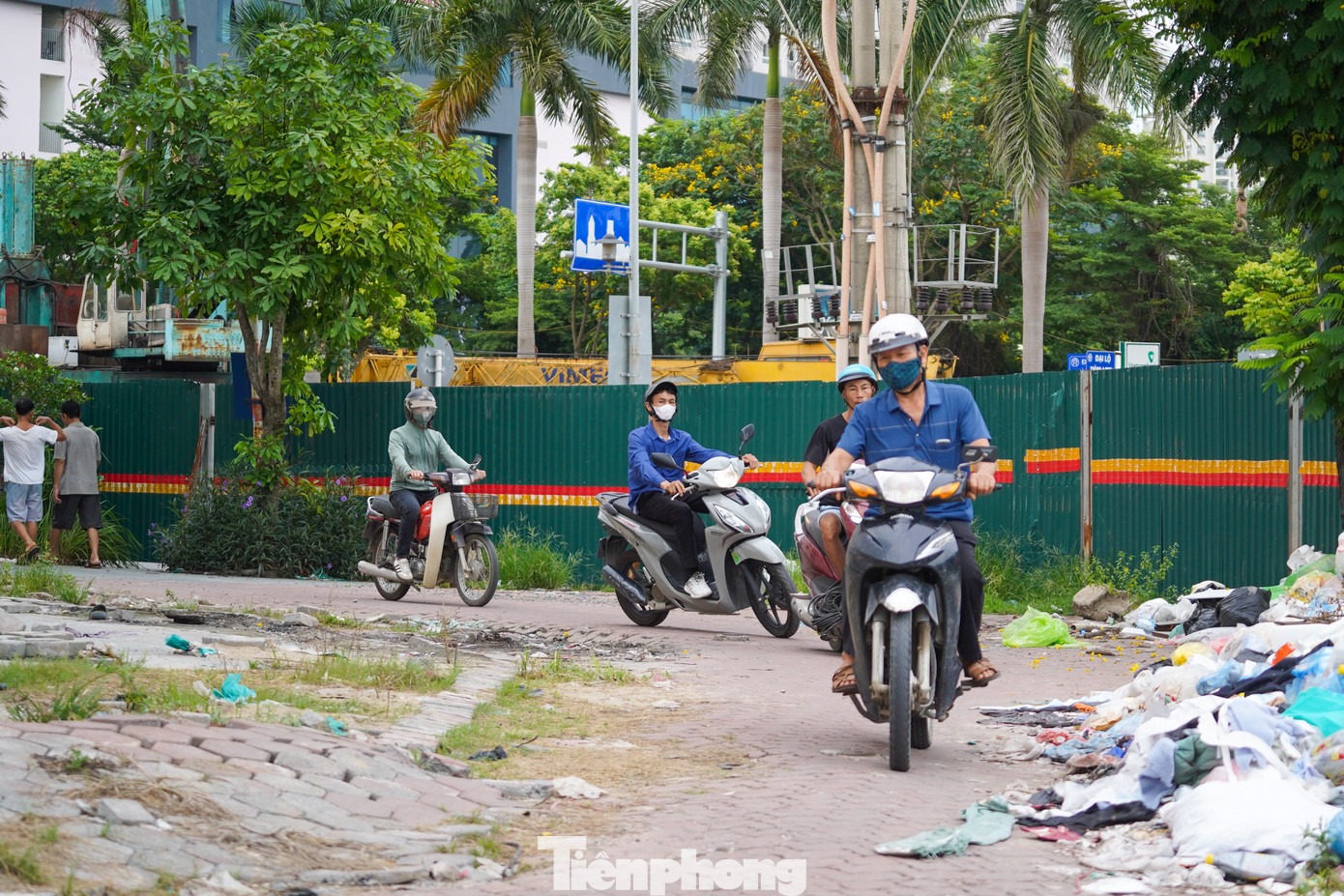 Người đi xe máy di chuyển men theo khu vực rào chắn của công trình.