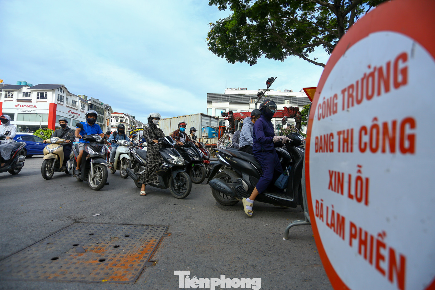 Lộ trình thay đổi khiến giao thông quanh khu đô thị An Khánh (Hoài Đức) bị đảo lộn, tình trạng ùn tắc thường xuyên xảy ra vào giờ cao điểm.