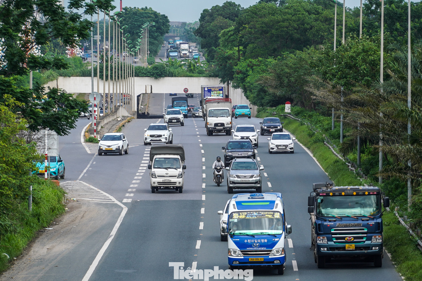 Đáng lo ngại, nhiều xe máy còn di chuyển giữa các phương tiện cơ giới đang chạy tốc độ cao.