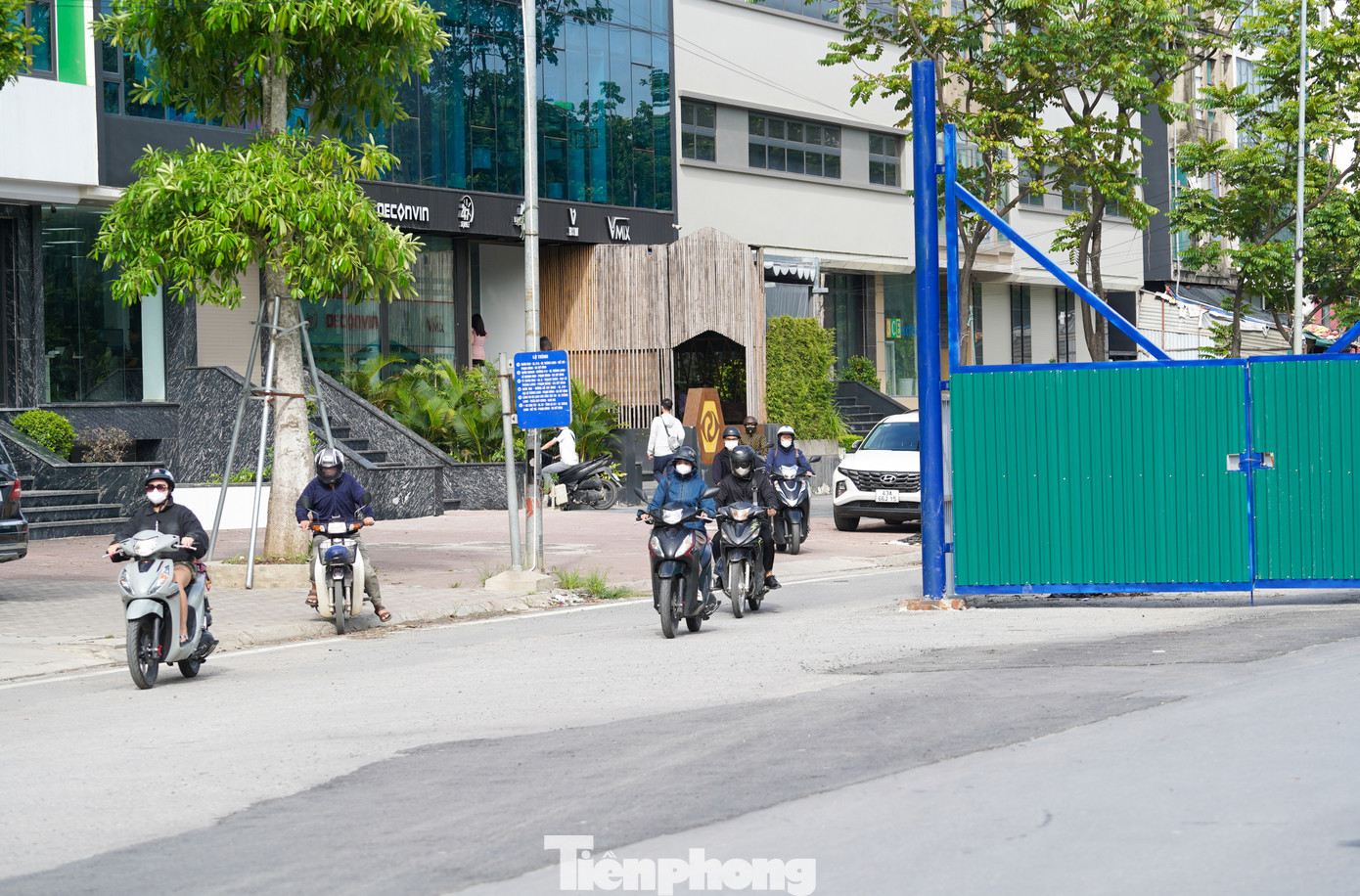 Người đi xe máy di chuyển men theo khu vực rào chắn của công trình.