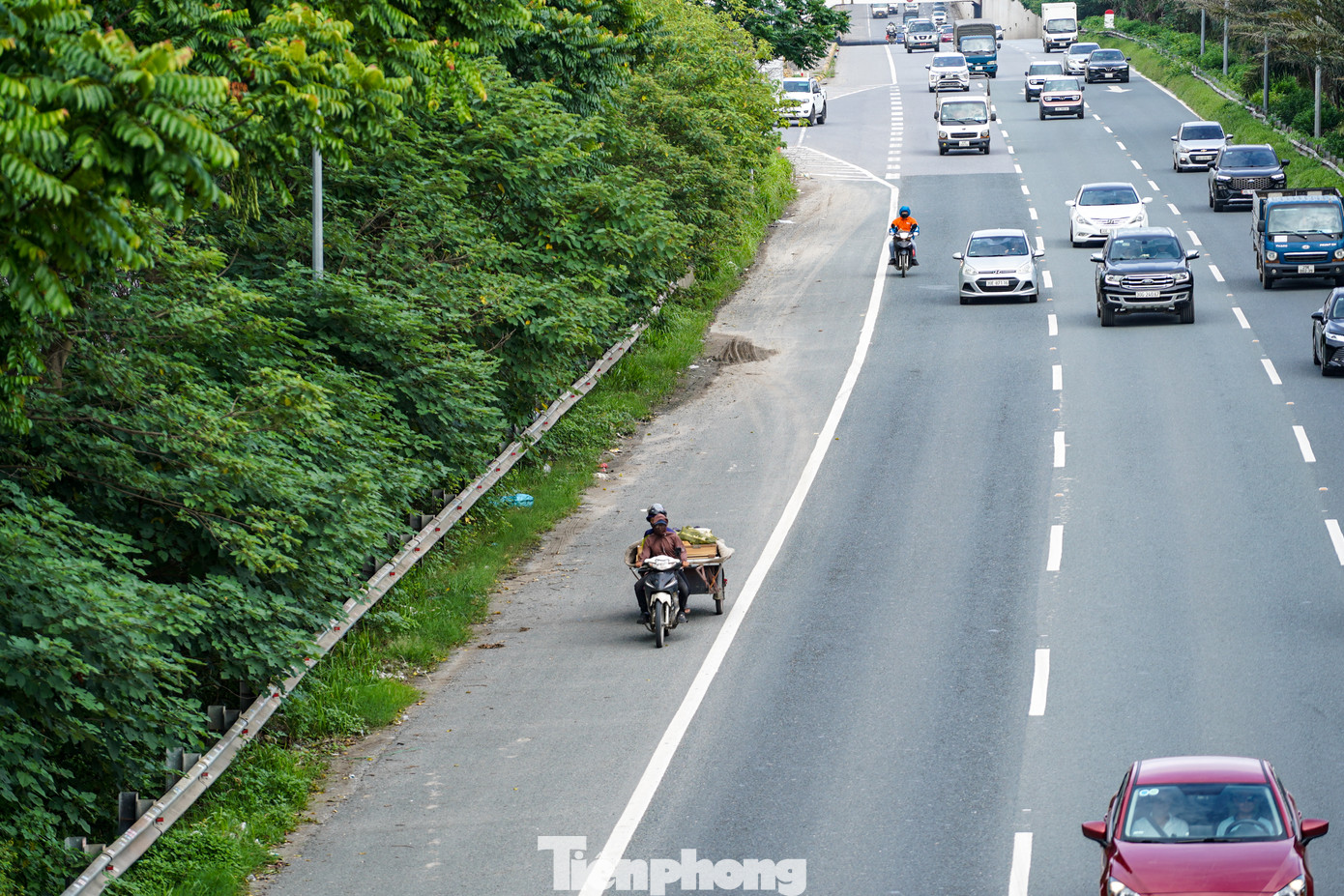 Theo quy định của Luật Giao thông đường bộ, xe máy không được phép lưu thông trên đường cao tốc. Từ năm 2025, hành vi điều khiển xe máy đi vào cao tốc sẽ bị xử phạt từ 4.000.000 đến 6.000.000 đồng và bị trừ 6 điểm trên giấy phép lái xe.