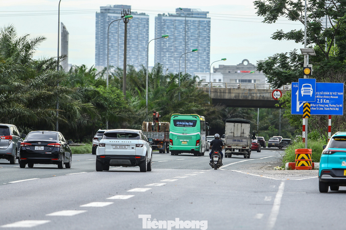 Từng tốp xe máy di chuyển vào Đại lộ Thăng Long trong giờ cao điểm sáng nay (18/6)