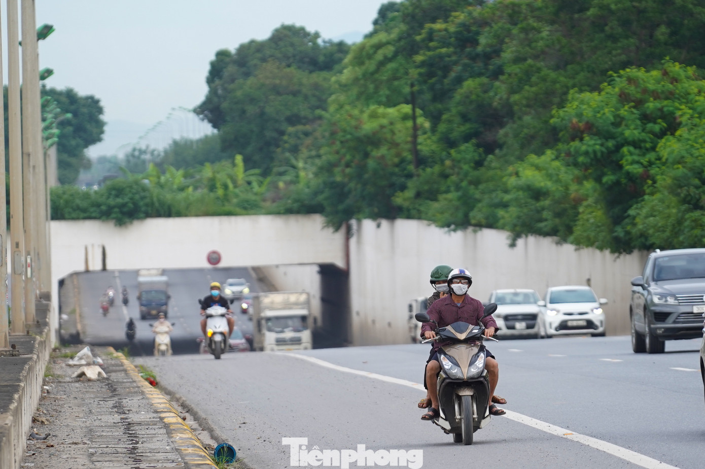 Để tránh đoạn rào chắn trên đường gom Đại lộ Thăng Long, nhiều người đi xe máy liều lĩnh chạy vào cao tốc, di chuyển trong làn đường dành cho ô tô.