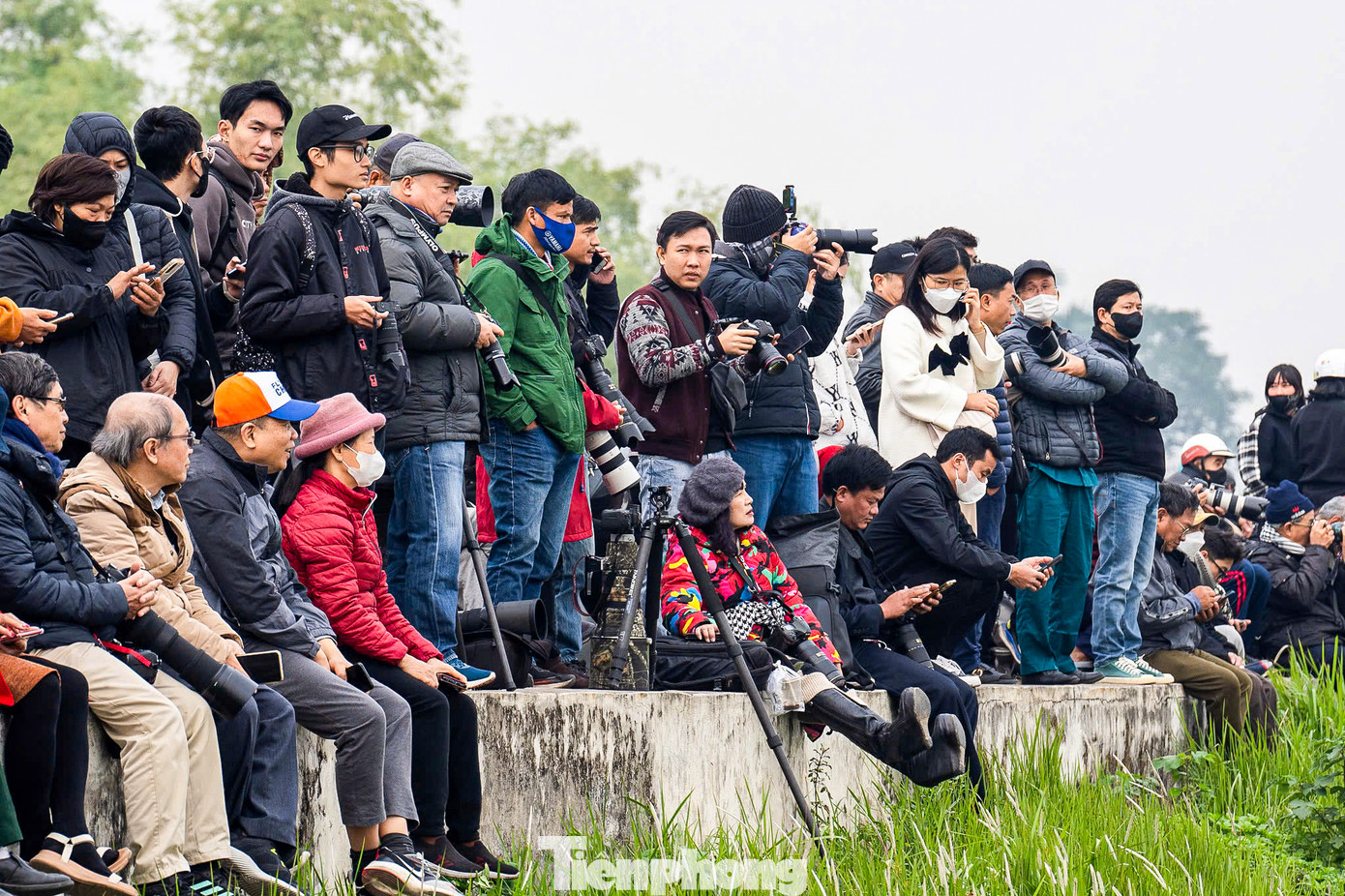 Trên tuyến đường đê Long Biên, đối diện đường băng sân bay Gia Lâm, rất đông người dân cùng phương tiện dừng lại theo dõi màn trình diễn của các biên đội bay.