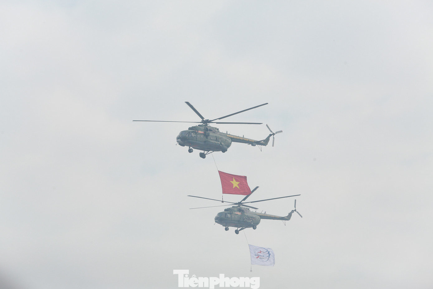 Trong buổi tổng duyệt, các biên đội trực thăng Mi bay ở độ cao thấp, bay theo đội hình 3-4-3, thể hiện kỹ năng điêu luyện và sự phối hợp nhuần nhuyễn giữa các phi công.