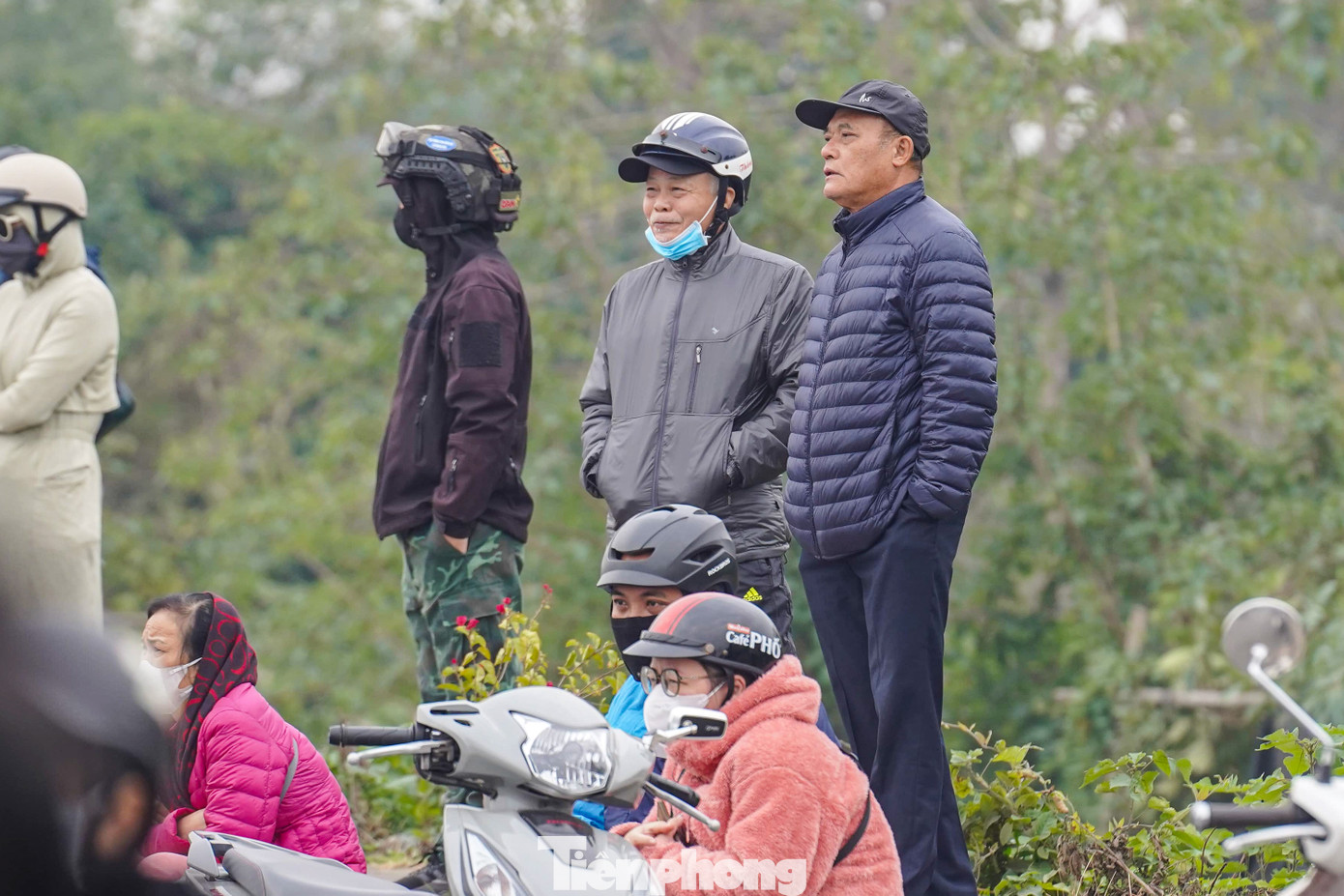 Trên tuyến đường đê Long Biên, đối diện đường băng sân bay Gia Lâm, rất đông người dân cùng phương tiện dừng lại theo dõi màn trình diễn của các biên đội bay.