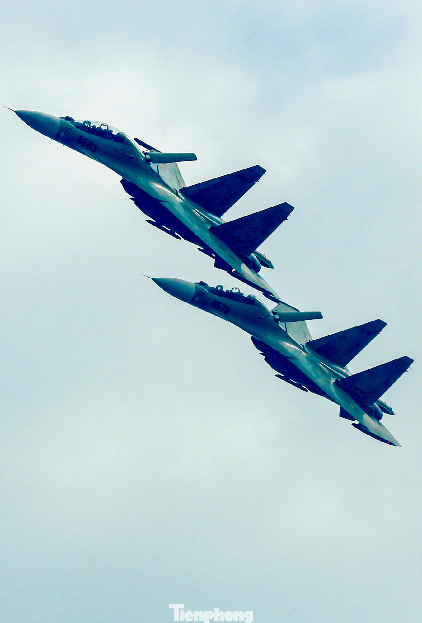 Hệ thống điều khiển hiện đại giúp các máy bay Su-30MK2 bay với đội hình phức tạp. Trong đó có những pha &quot;bẻ cua&quot; thể hiện kỹ năng điêu luyện và sự phối hợp nhuần nhuyễn của các phi công tiêm kích.