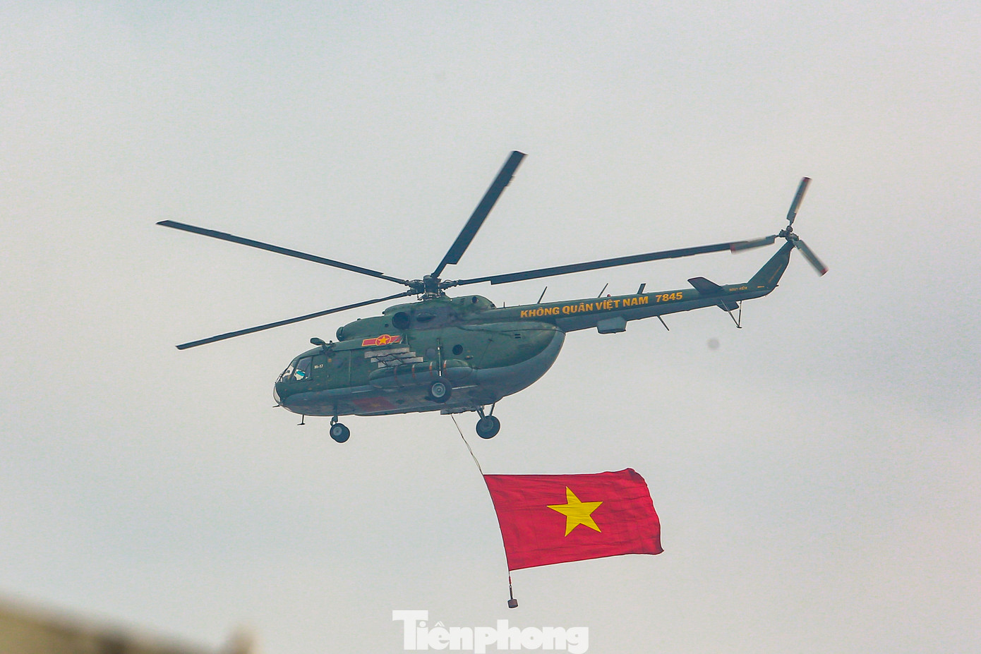 Trong buổi tổng duyệt, các biên đội trực thăng Mi bay ở độ cao thấp, bay theo đội hình 3-4-3, thể hiện kỹ năng điêu luyện và sự phối hợp nhuần nhuyễn giữa các phi công.