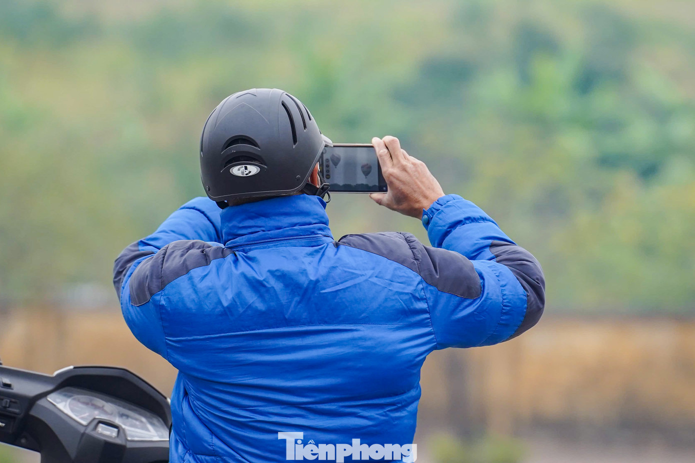 Trên tuyến đường đê Long Biên, đối diện đường băng sân bay Gia Lâm, rất đông người dân cùng phương tiện dừng lại theo dõi màn trình diễn của các biên đội bay.