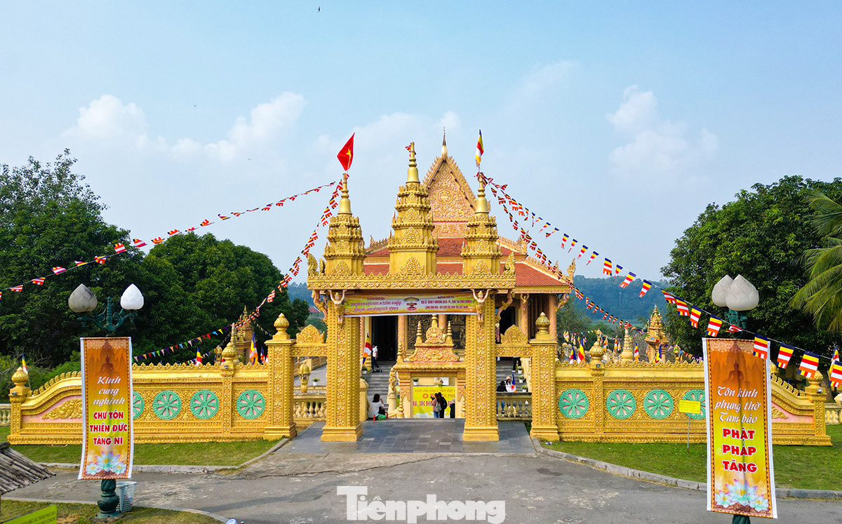 Ngôi chùa Khmer Nam Bộ đầu tiên ở Hà Nội được xây tại Làng Văn hóa - Du lịch các dân tộc Việt Nam (Đồng Mô, Sơn Tây, Hà Nội). Có tổng diện tích 0.8 ha, được xây dựng theo kiến trúc truyền thống của người Khmer, do các nghệ nhân người Khmer Nam Bộ trực tiếp thiết kế và xây dựng.