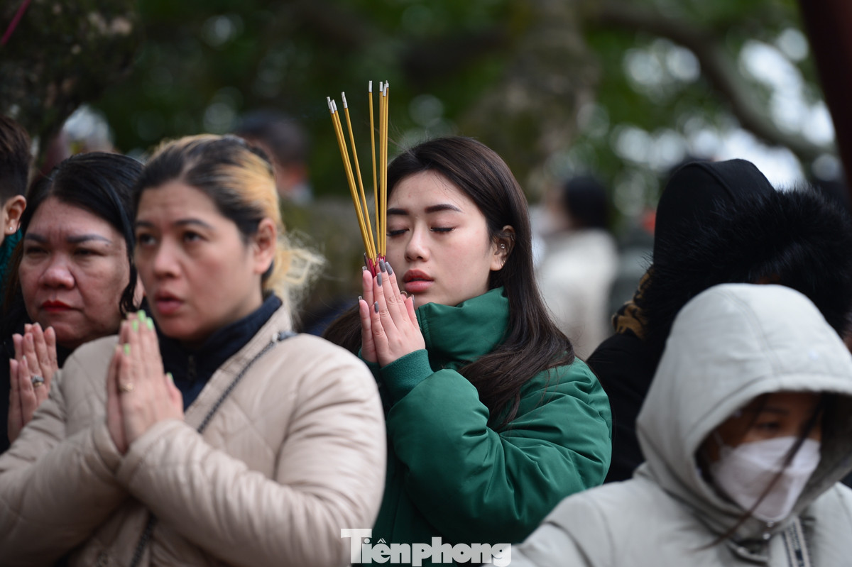 Nhiều người không tiến vào được bên trong phủ chính đã vái vọng từ ngoài sân.