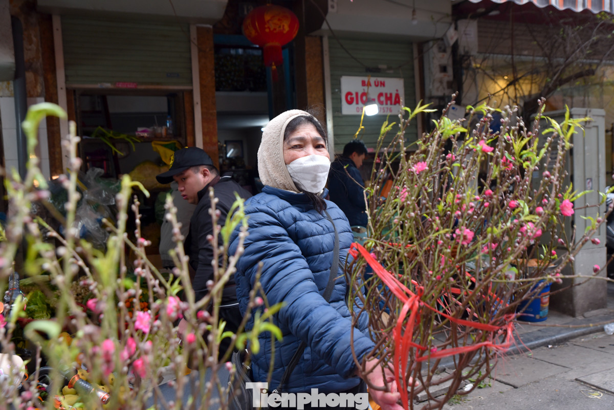 Rằm tháng Chạp cũng là thời điểm các cành đào nhỏ xinh bắt đầu xuất hiện trên ban thờ các gia đình, báo hiệu Tết đã đến rất gần.