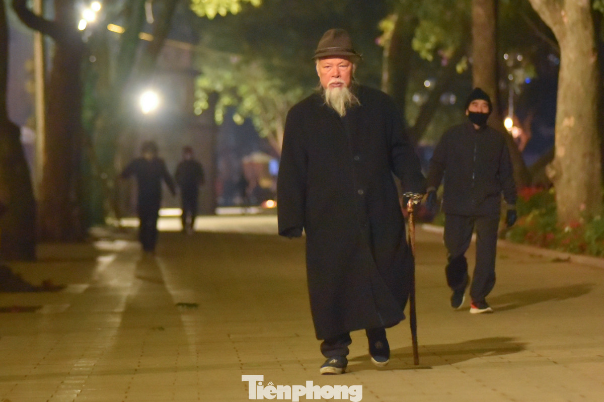 "Tuổi già ngủ dậy sớm nên tôi đi tập thể dục, bất kể ngày nóng hay lạnh thì tôi cũng sẽ đi bộ", ông Lê Nguyễn Văn Nam (83 tuổi, quận Hoàn Kiếm) chia sẻ.