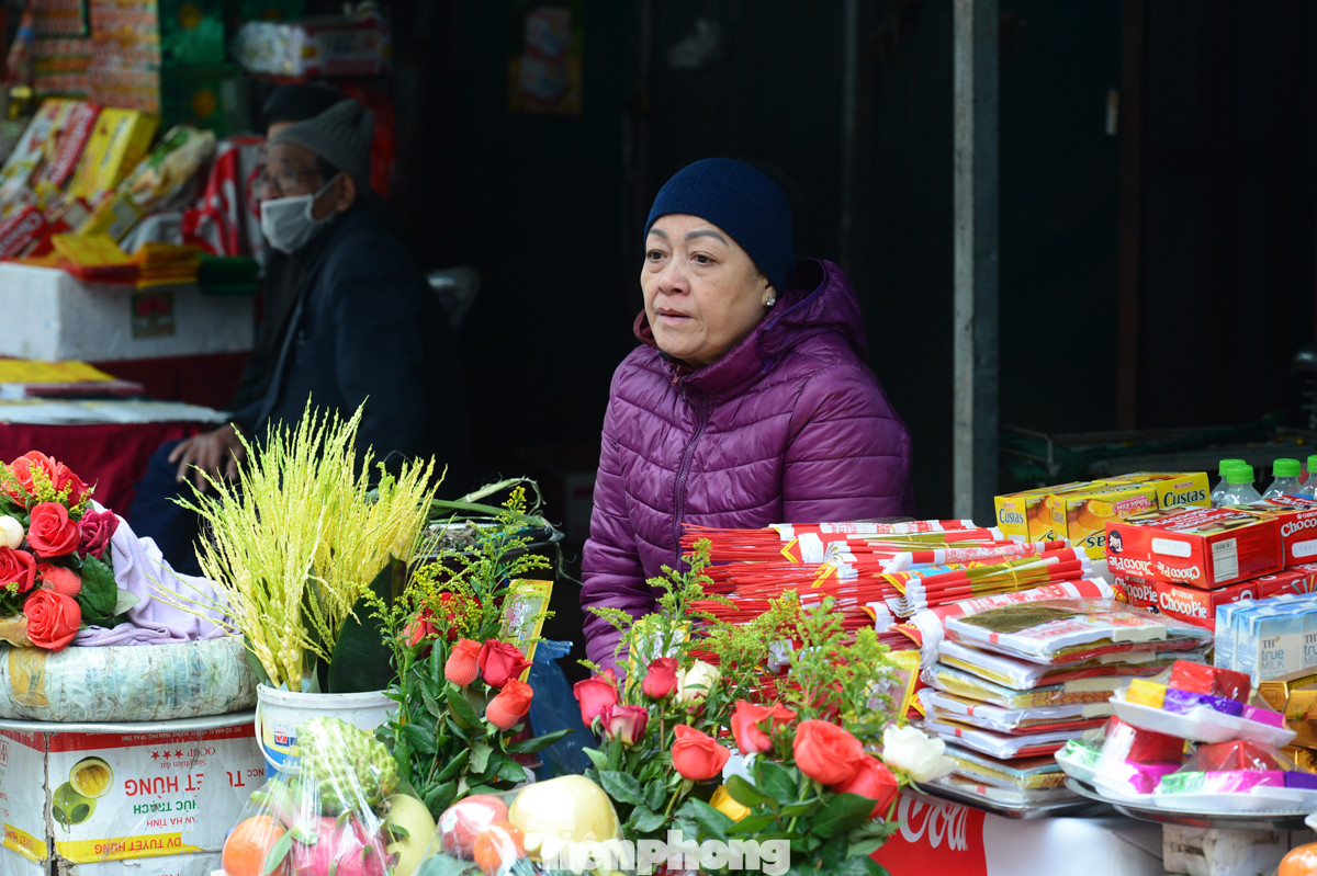 Đồ lễ được các sạp bên ngoài cổng bán theo mâm, mỗi mâm có giá từ 150.000 đến 350.000 đồng.