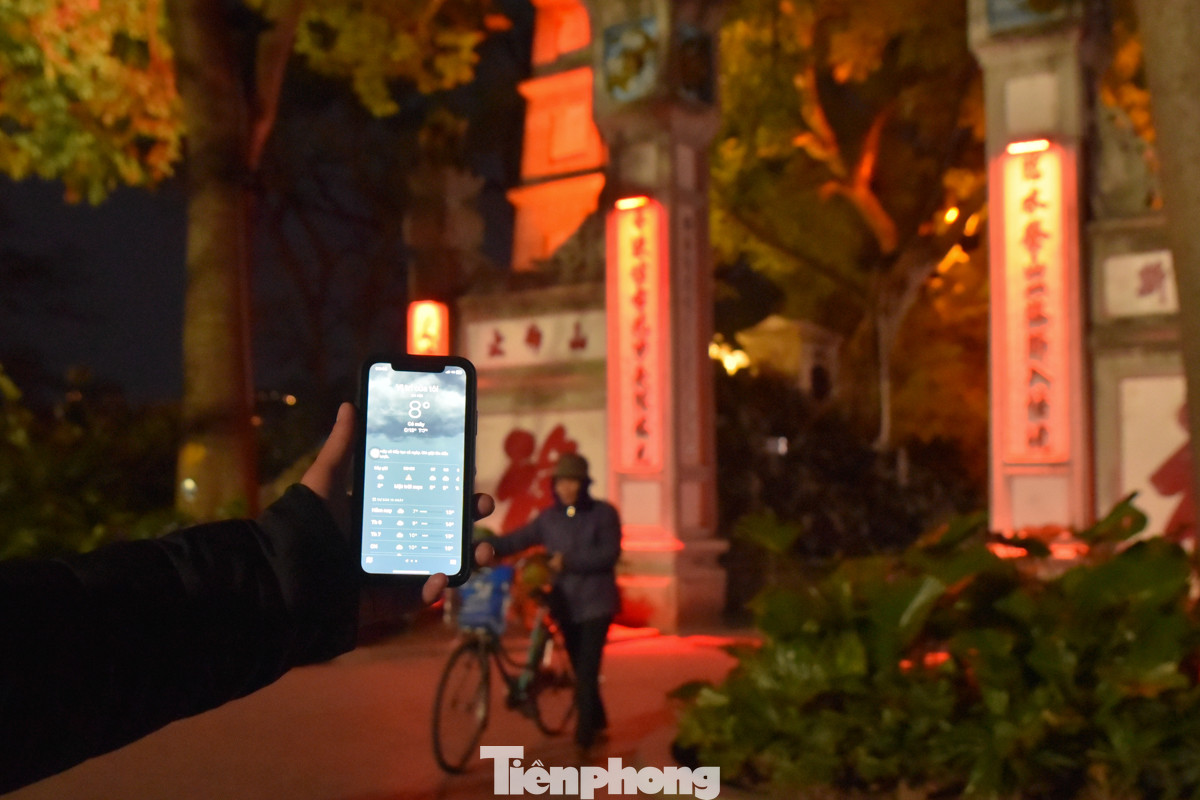 Ghi nhận lúc 5 giờ tại Phố đi bộ Hồ Gươm (quận Hoàn Kiếm) nhiệt độ chỉ còn 8 độ C.