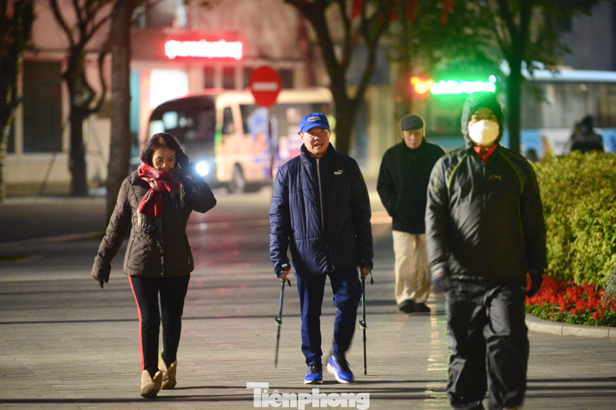 Tờ mờ sáng 25/1, nhiệt độ Hà Nội xuống thấp, mặc cái lạnh, nhiều người dân Thủ đô vẫn giữ thói quen tập thể dục buổi sáng để rèn luyện sức khoẻ.