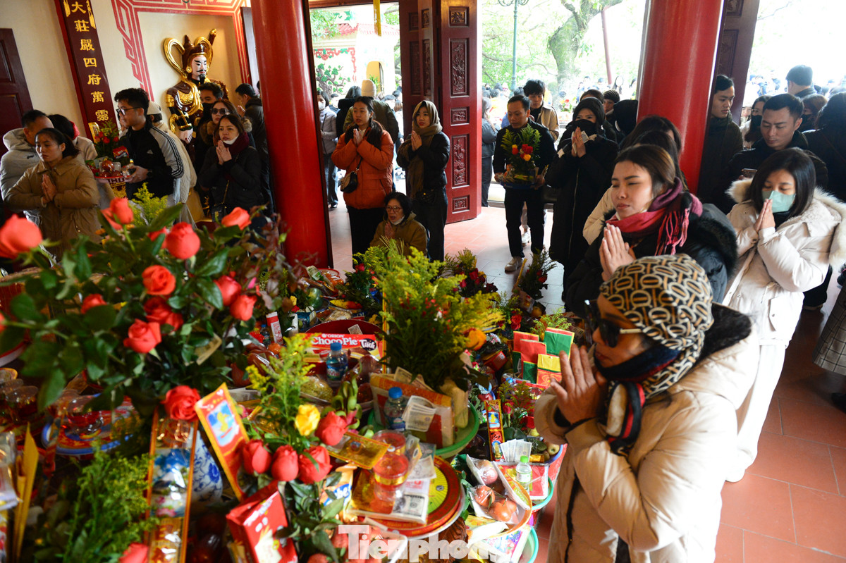 Mọi khu vực trong khuôn viên đều rất đông người đến tạ lễ.