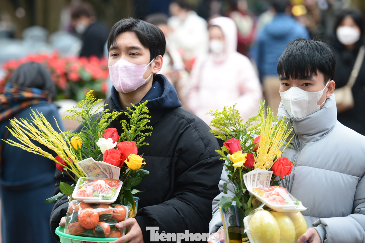 Mỗi người đến Phủ đều cố gắng bày lễ thật tươm tất để tỏ lòng thành.