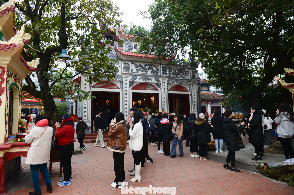 Phủ Tây Hồ là một trong những địa điểm tâm linh quan trọng trong đời sống tinh thần người Hà Nội, thờ Chúa Liễu Hạnh - người được triều nhà Nguyễn phong là “mẫu nghi thiên hạ”, một trong “Tứ bất tử” của Việt Nam. Vào ngày Rằm, mùng 1 hàng tháng, người dân thường đến đây để thắp hương, dâng lễ cầu bình an.