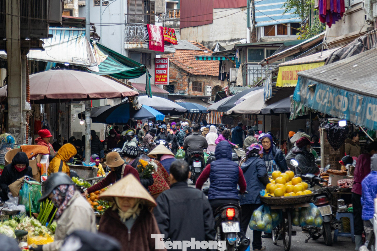 Rằm tháng Chạp là ngày rằm cuối cùng của năm nên từ sáng sớm, tại các khu chợ ở Hà Nội đã tấp nập người mua kẻ bán.