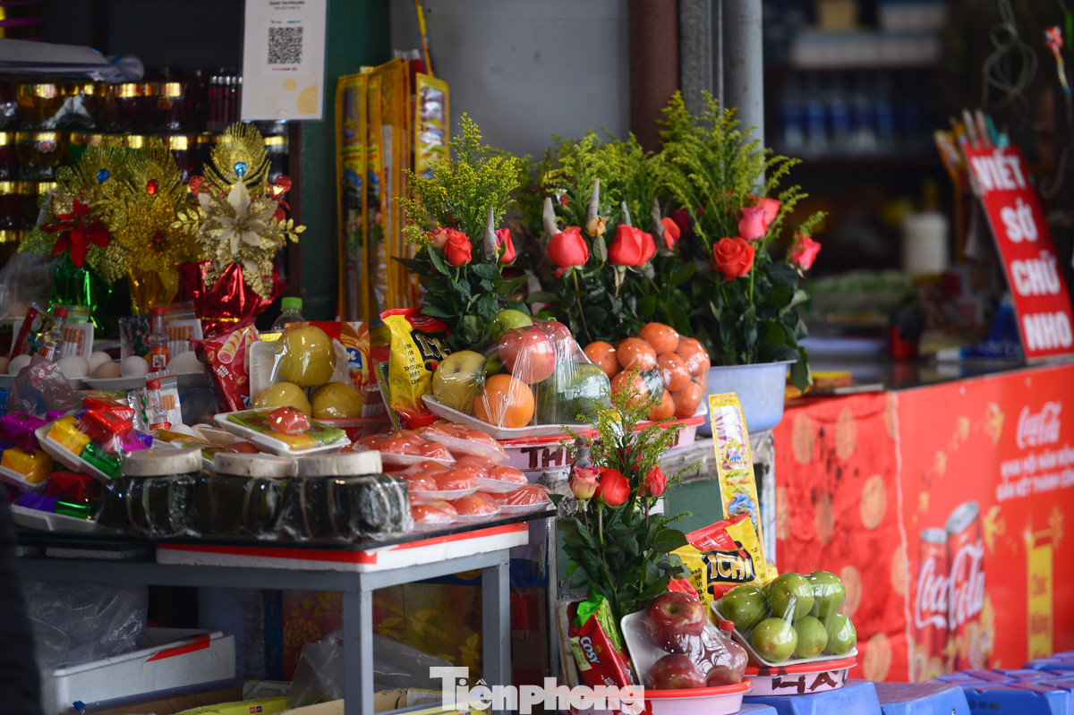 Người dân thông thường sẽ chuẩn bị lễ vật đơn giản, bao gồm: hoa tươi, hương, cau, trầu, bánh kẹo, trái cây, trà, nước...