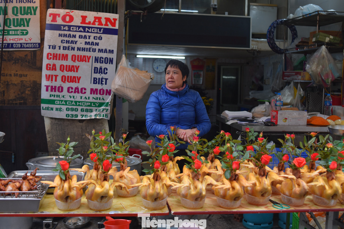"Hôm nay tôi đã chuẩn bị hơn 100 con gà luộc sẵn bởi năm nào vào ngày Rằm tháng Chạp, gà ngậm hoa hồng đều cháy hàng", chị Tố Lan, chủ một cửa hàng trên phố Hàng Bè cho biết.