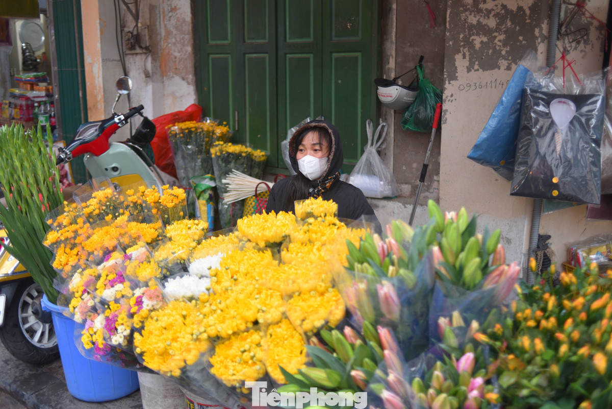 Cũng tại chợ Hàng Bè, các sạp bán trái cây, hoa tươi, đồ ăn chín... cũng tất bật phục vụ khách hàng.