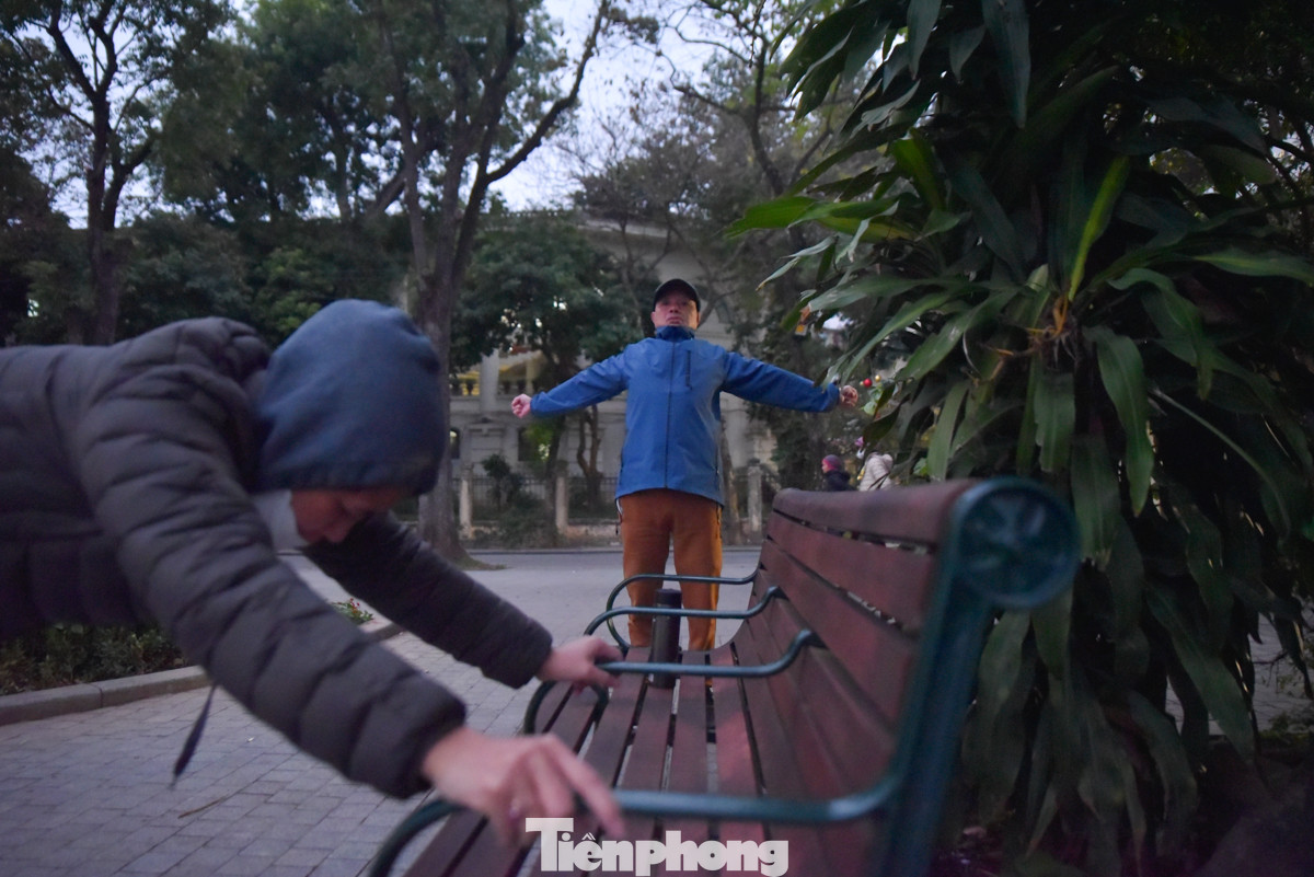 Mọi người tập luyện rất hăng say.