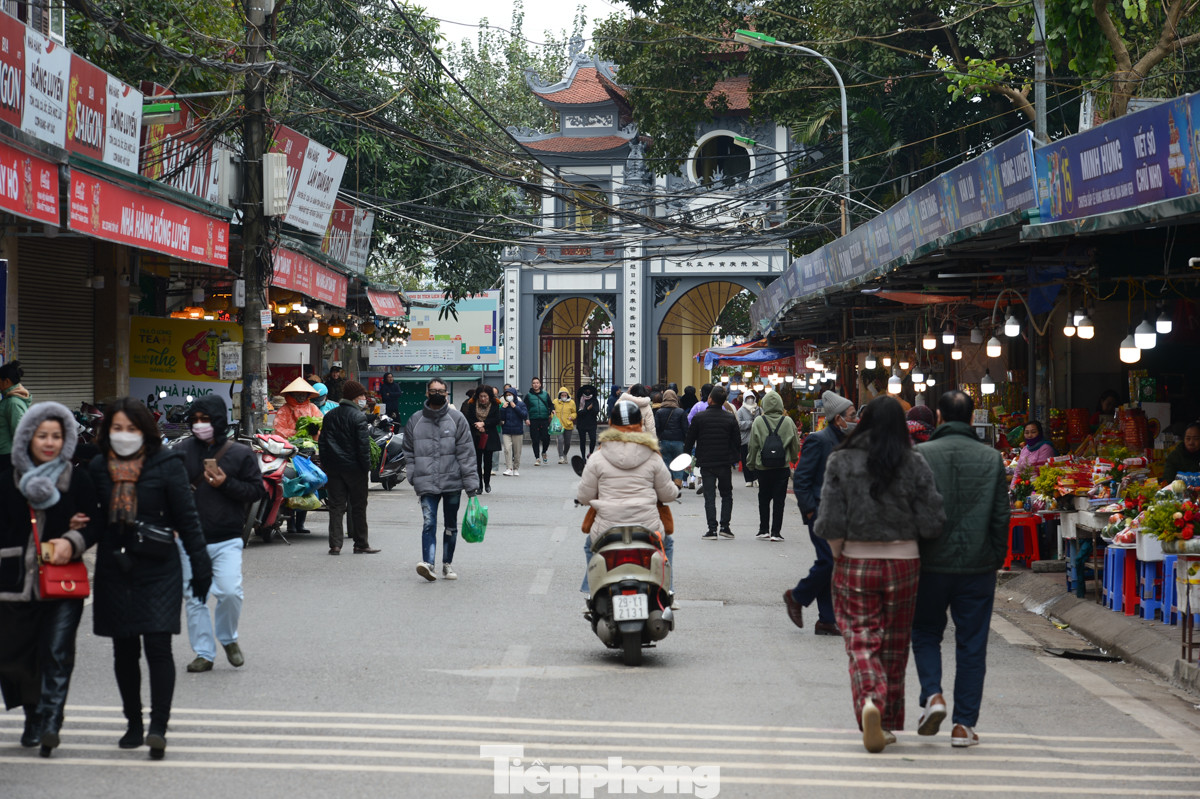 Hôm nay 25/1 (tức ngày Rằm tháng Chạp), hàng trăm người đã đổ về lễ phủ Tây Hồ (Tây Hồ, Hà Nội), dù thời tiết không thuận lợi, nhiệt độ ngoài trời chỉ khoảng 10 độ C.