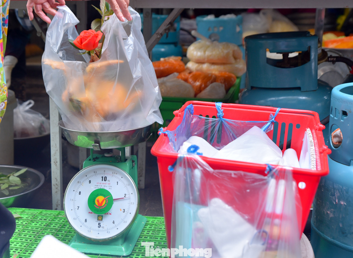 Giá dao động gà ngậm hoa hồng tại chợ Hàng Bè từ 200.000 đồng - 400.000 đồng/con tùy trọng lượng.