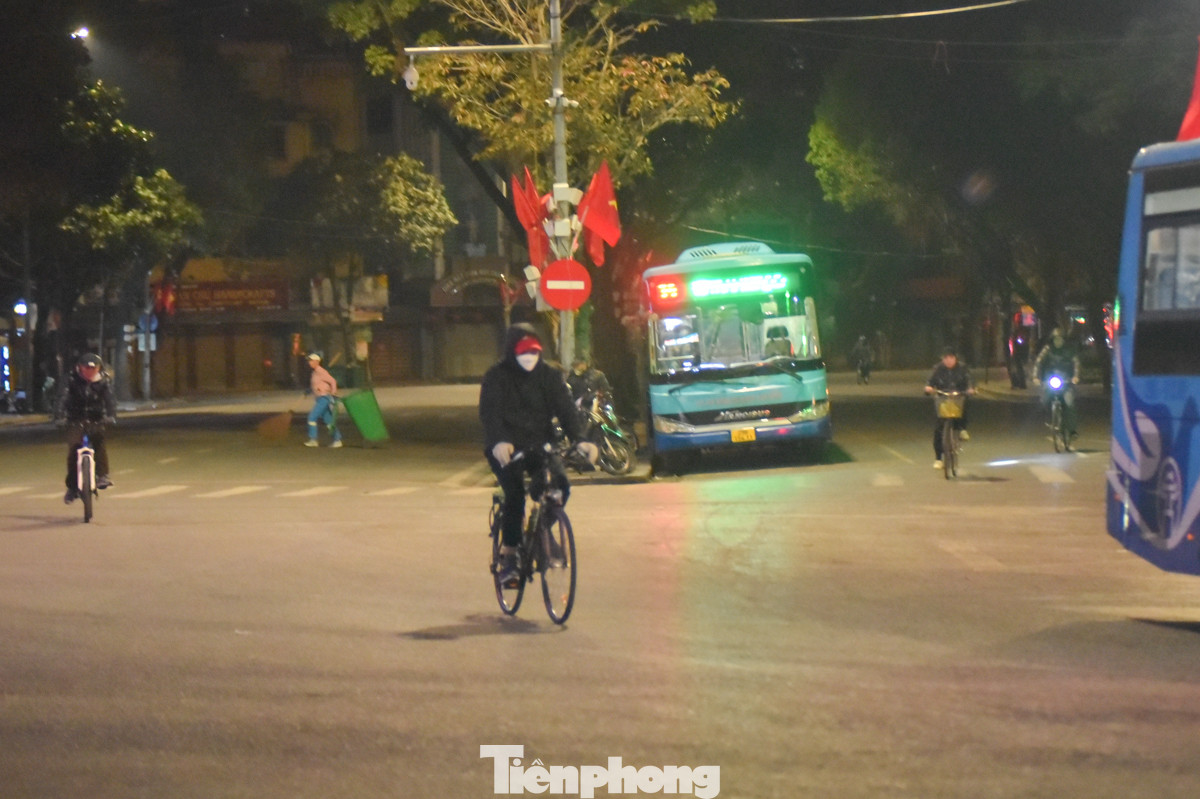 Dù mới chỉ hơn 5 giờ sáng, nhưng rất nhiều người đã ra đường chạy bộ, đi xe đạp... để rèn luyện sức khoẻ.