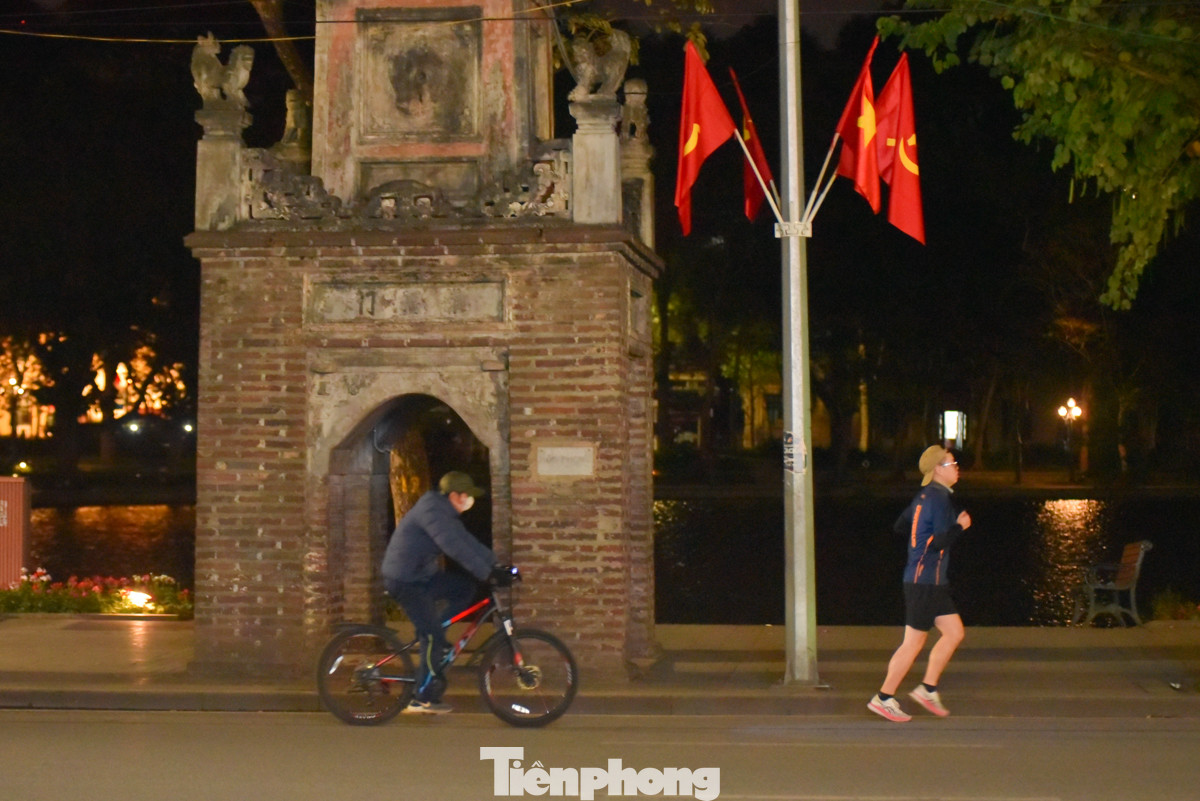 Dù mới chỉ hơn 5 giờ sáng, nhưng rất nhiều người đã ra đường chạy bộ, đi xe đạp... để rèn luyện sức khoẻ.