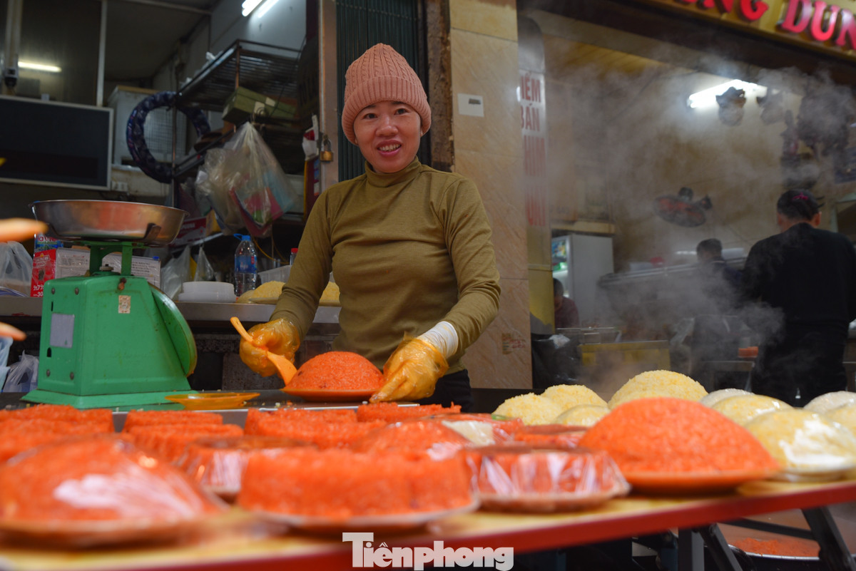 Xôi gấc, xôi ngũ sắc có giá 50.000 đồng - 100.000 đồng/đĩa.