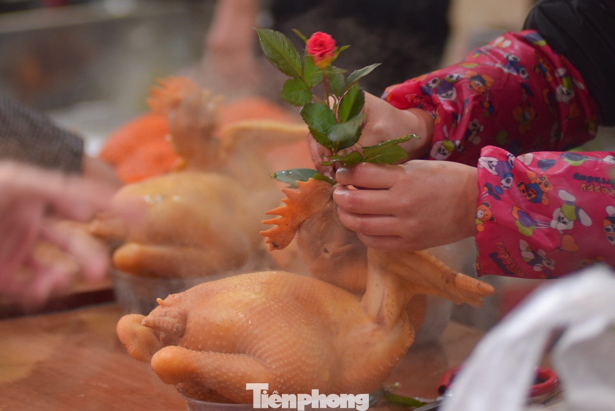Gà luộc sẵn ở đây không chỉ ngon có tiếng mà còn được chuẩn bị rất đẹp mắt, miệng gà ngậm hoa hồng để phù hợp bày mâm cúng lễ.