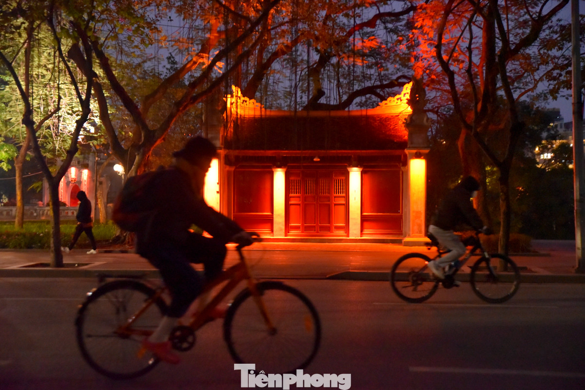 Dù mới chỉ hơn 5 giờ sáng, nhưng rất nhiều người đã ra đường chạy bộ, đi xe đạp... để rèn luyện sức khoẻ.