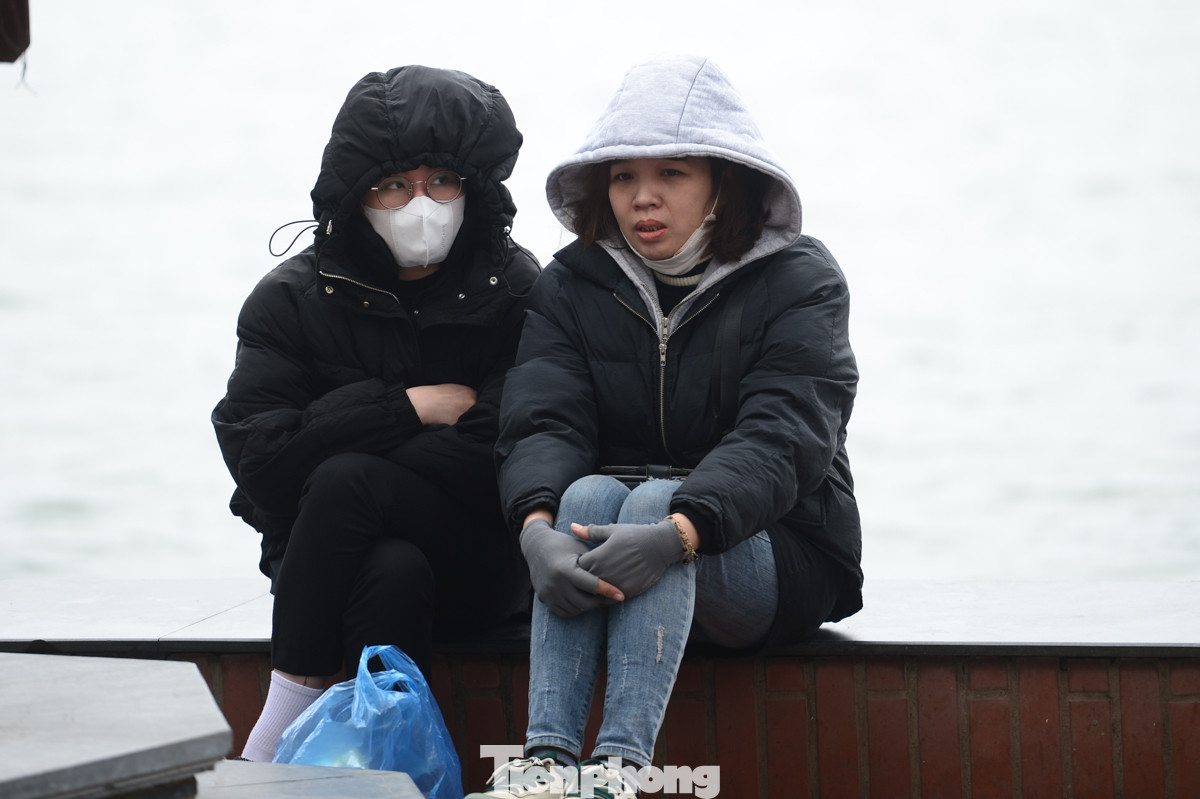 Thời tiết Hà Nội có chút khắc nghiệt, nhiều bạn trẻ ngồi co ro tại Phủ Tây Hồ.