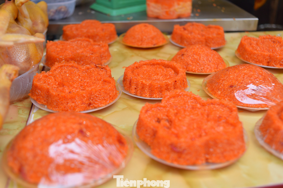 Xôi gấc, xôi ngũ sắc có giá 50.000 đồng - 100.000 đồng/đĩa.