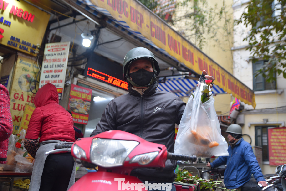 Ngoài việc tới tận cửa hàng mua, nhiều người dân cũng chọn cách đặt giao hàng đến nhà.