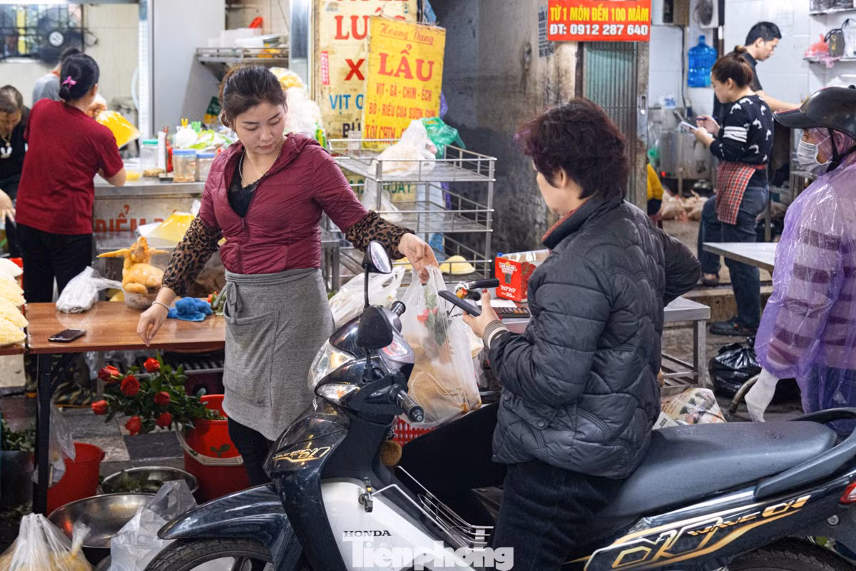 Ghi nhận tại "chợ nhà giàu" - Hàng Bè, gà ngậm hoa hồng vẫn là món hàng bán chạy nhất hôm nay.