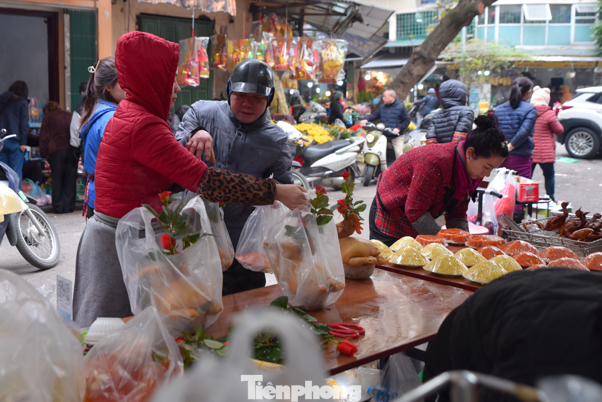 Ngày Rằm tháng Chạp các gia đình thường chuẩn bị mâm lễ dâng lên tổ tiên, để chuẩn bị đón những điều an lành trong năm mới sắp tới. Mặt hàng bán chạy nhất trong ngày hôm nay là gà, xôi và hoa quả để bày mâm lễ cúng.