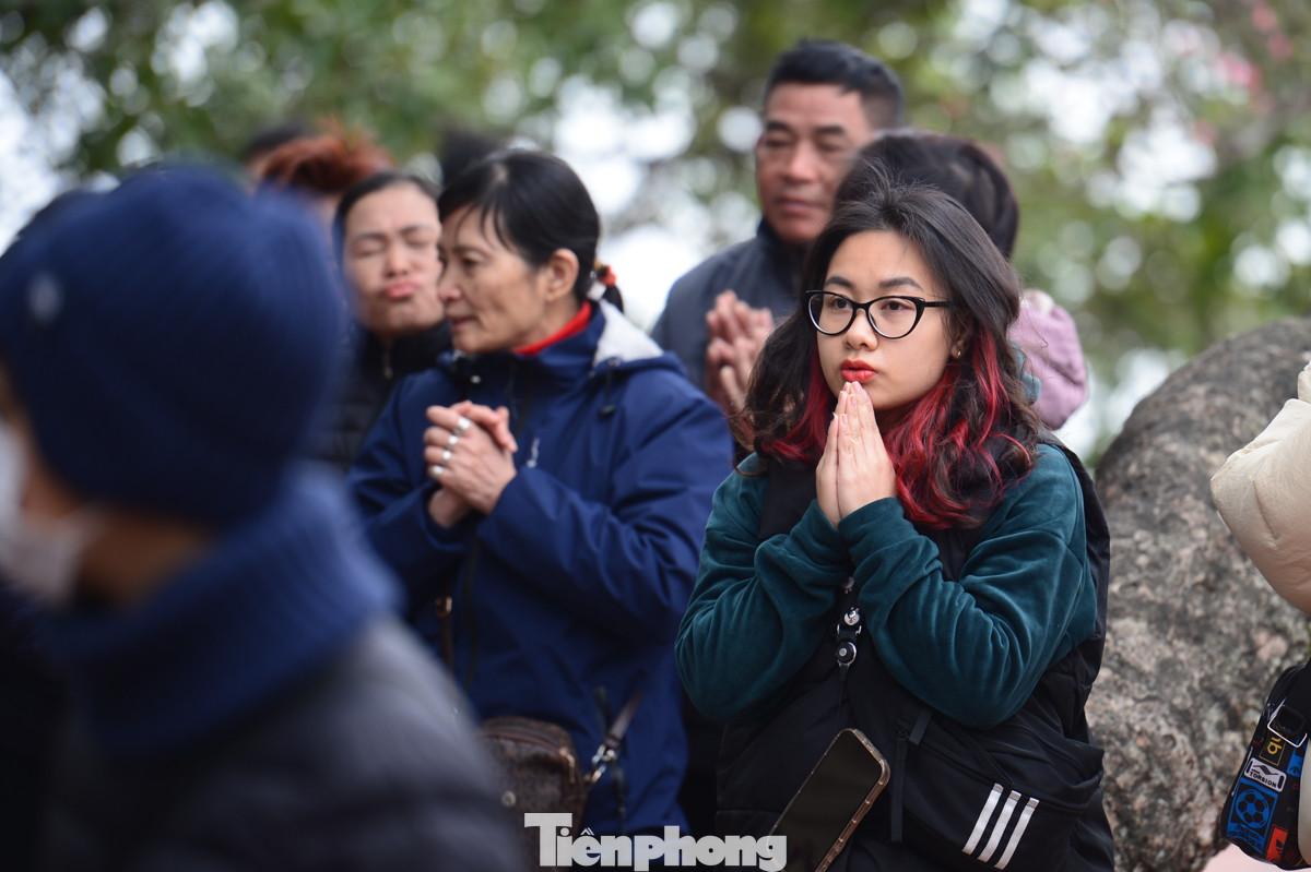 Nhiều người không tiến vào được bên trong phủ chính đã vái vọng từ ngoài sân.