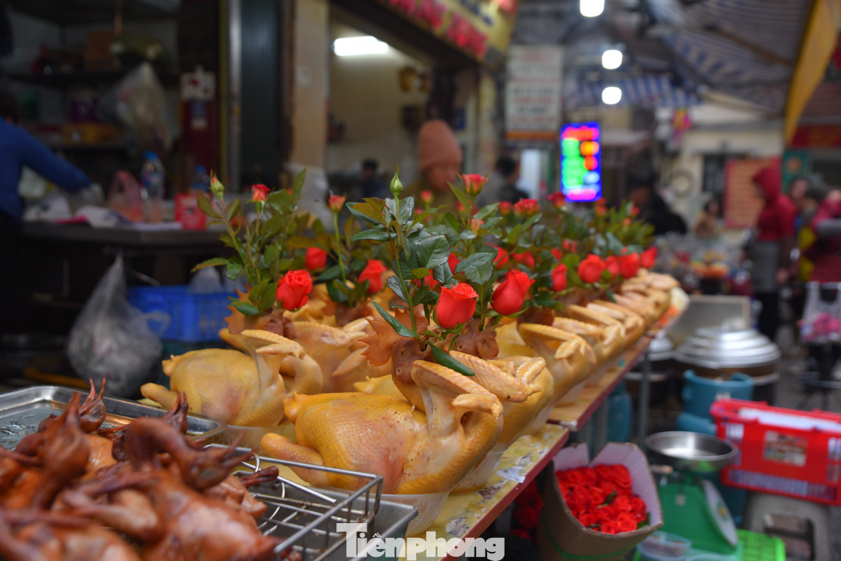 "Hôm nay tôi đã chuẩn bị hơn 100 con gà luộc sẵn bởi năm nào vào ngày Rằm tháng Chạp, gà ngậm hoa hồng đều cháy hàng", chị Tố Lan, chủ một cửa hàng trên phố Hàng Bè cho biết.