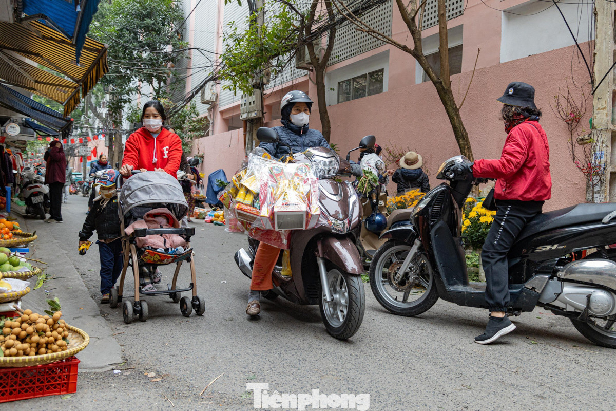 Theo quan niệm của nhiều người, trước khi đón năm mới, người Việt sẽ chuẩn bị 3 lễ cúng tiễn năm cũ, bao gồm cúng Rằm tháng Chạp, cúng ông Công ông Táo (23 tháng Chạp) và cúng Tất niên.