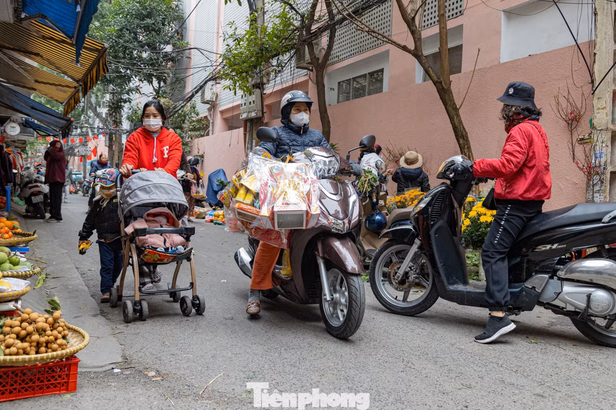 Theo quan niệm của nhiều người, trước khi đón năm mới, người Việt sẽ chuẩn bị 3 lễ cúng tiễn năm cũ, bao gồm cúng Rằm tháng Chạp, cúng ông Công ông Táo (23 tháng Chạp) và cúng Tất niên.