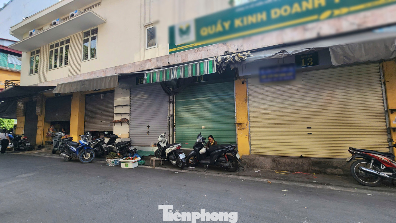 Liên hệ qua số điện thoại ghi trên biển hiệu, một chủ cửa hàng tại phố Hàng Giầy cho biết: "Hiện tại tôi đang đóng cửa, khi nào mở lại tôi sẽ gọi lại."