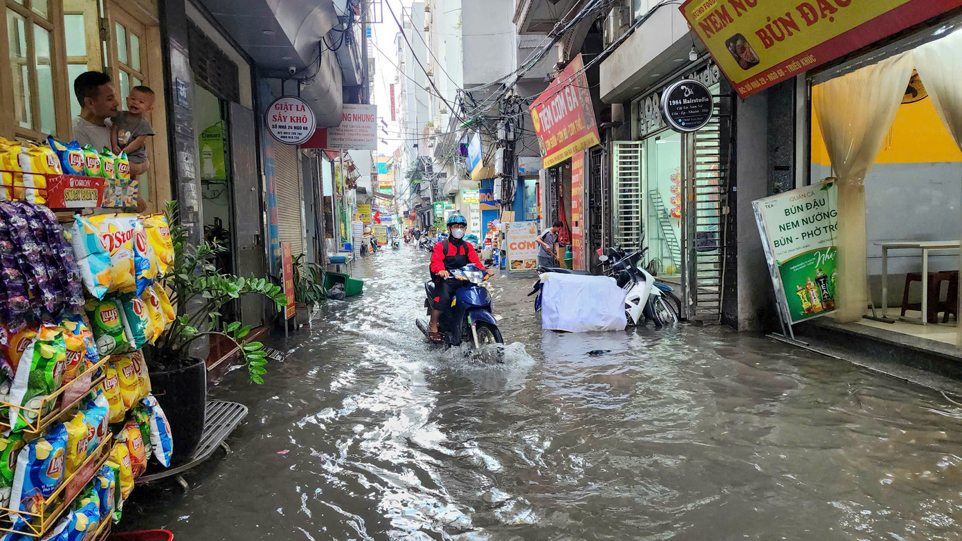 Đường Triều Khúc (quận Hà Đông) thành sông, nước tràn vào cả nhà.