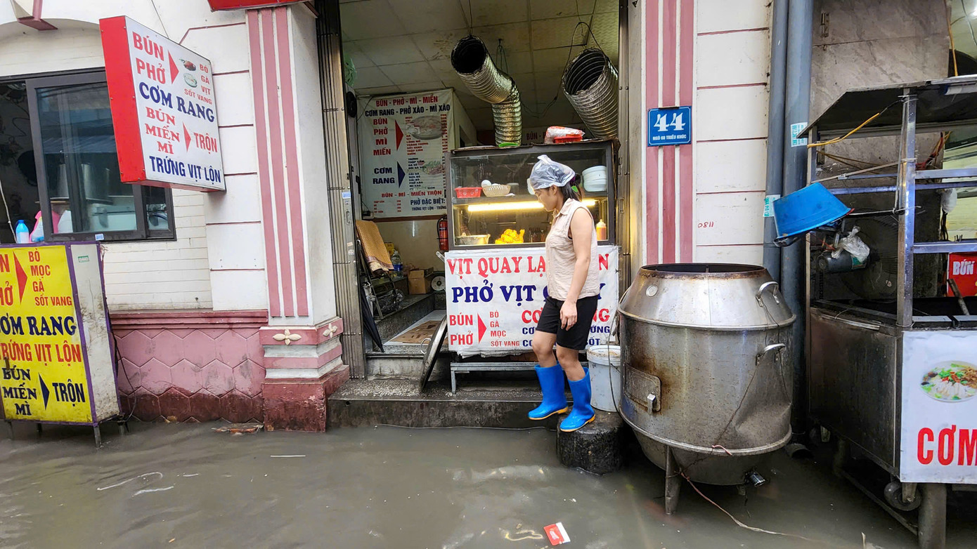 Nước ngập kín mặt đường lúc 16h30.